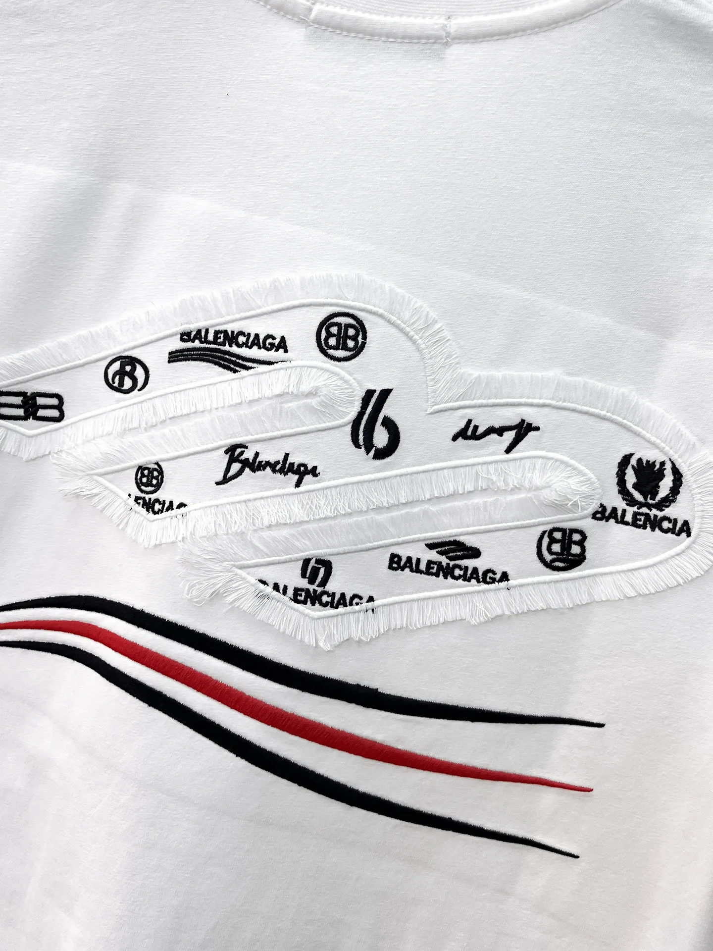 Balenciaga's high-end top-quality products 🐮2026 Spring and Summer New Arrival first counter, the latest New Arrival short-sleeved round neck T-shirt, Premium customized design, avant-garde and fashionable! Brand logo heavy craftsmanship design Premium customized 260g fabric. Soft to the touch. Comfortable to wear. Counter-level exquisite stitching. Fine workmanship. The upper body effect is incomparably handsome! A must-have item for men and women with the same style! Sizes: S~XXL When placing an order, please state your height and weight. The maximum wearing size is 210 pounds (one size larger)
